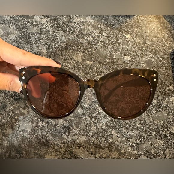 SAINT OWEN X Curateur Wylde | Tortoise Shell Sunglasses with Faux Leather Case - Picture 3 of 5